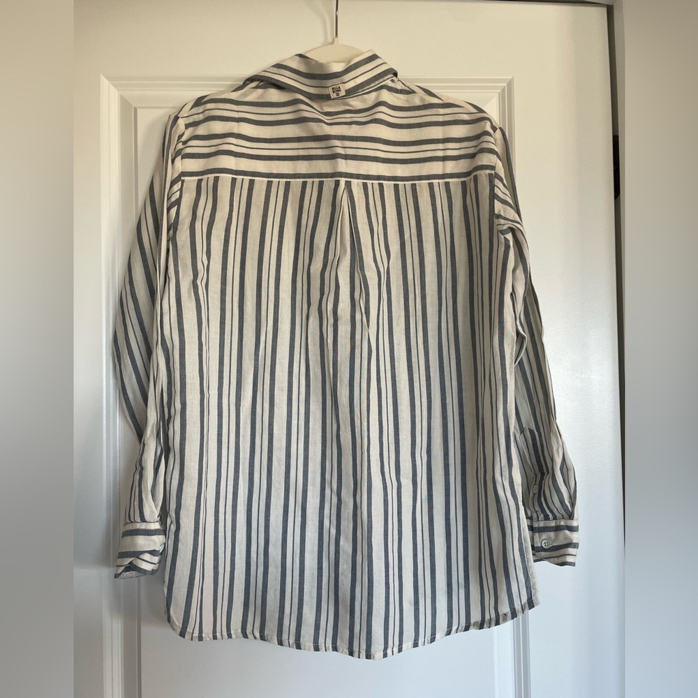 Billabong button up women’s shirt. New with tags. Size small. - Picture 2 of 6
